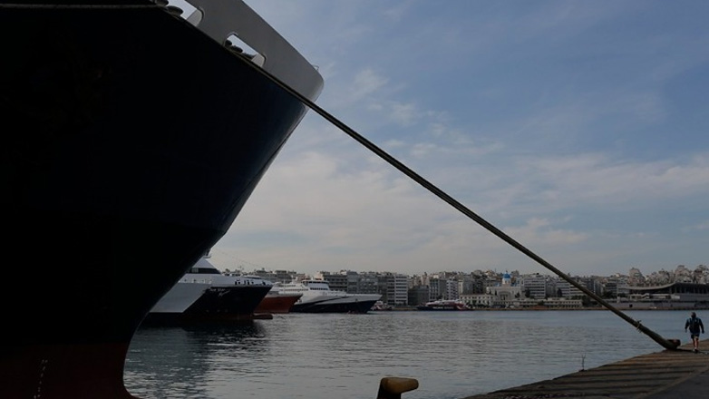 «Δεμένα» στα λιμάνια και σήμερα τα πλοία