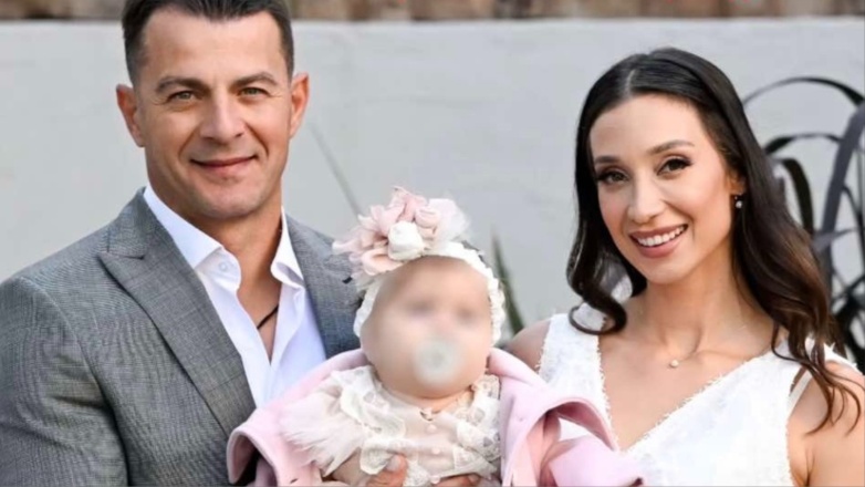 Γιώργος Αγγελόπουλος – Δήμητρα Βαμβακούση: Βάφτισαν την 8 μηνών κόρη τους στη Σκιάθο