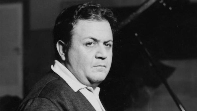 «Τα σχόλια του Τρίτου»: Ο Μάνος Χατζιδάκης κάθε Κυριακή μεσημέρι στο ραδιόφωνο