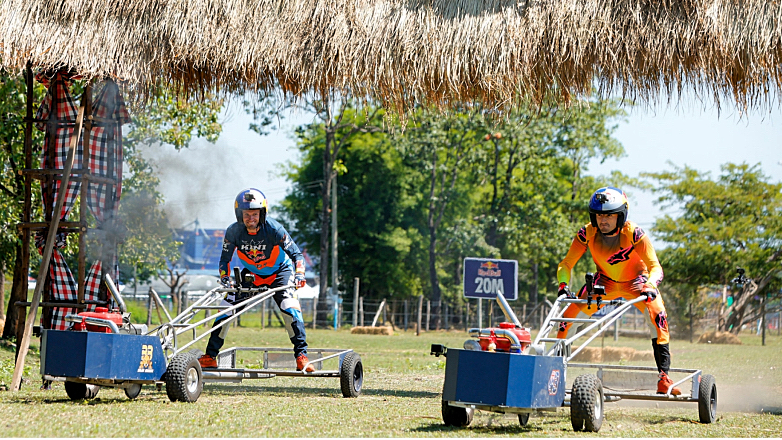 Binder και Miller αγωνίζονται με τρακτέρ ρυζιού πριν το MotoGP της Ταϊλάνδης