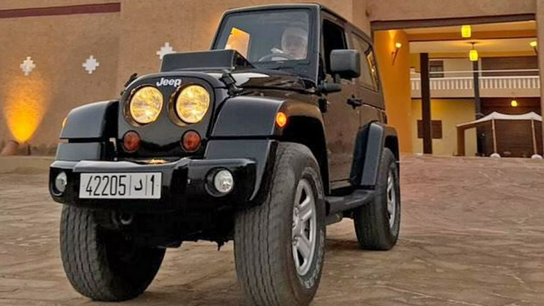 Δεν είναι Photoshop: Είναι ένα λειτουργικό Jeep Wrangler πιο στενό και από μοτοσυκλέτα (Βίντεο)