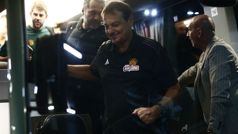 Παναθηναϊκός: Περίπου 1.000 φίλαθλοι υποδέχθηκαν την «πράσινη» αποστολή στο ΟΑΚΑ