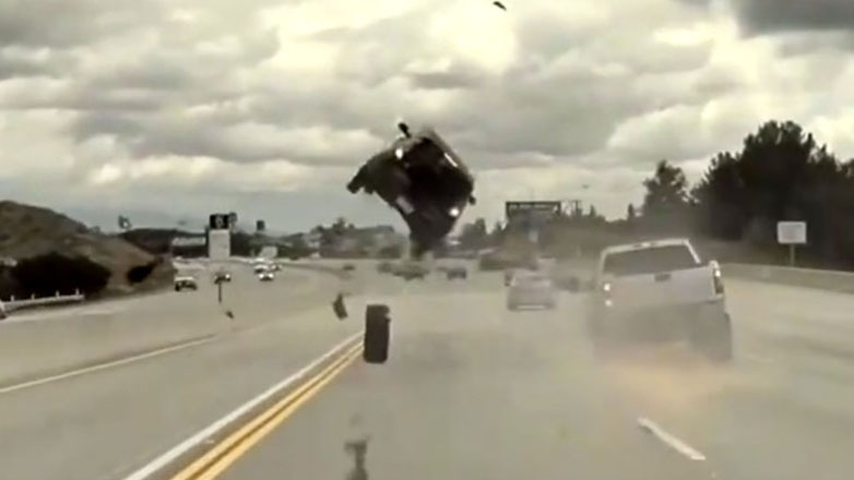 Αδέσποτη ρόδα έστειλε Ι.Χ. στον αέρα (Βίντεο)