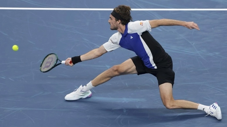 Paris Masters: Με ανατροπή ο Τσιτσιπάς, 2-1 σετ τον Καρμπαγές Μπαένα