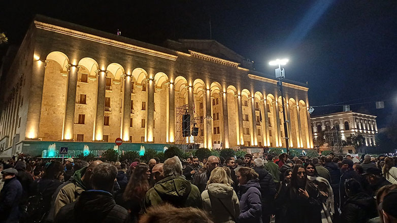 Γεωργία: Χιλιάδες διαδηλωτές μπροστά από την έδρα του κοινοβουλίου