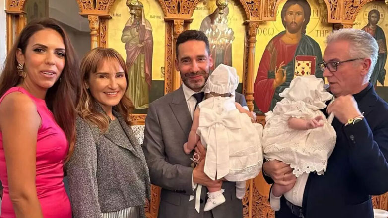 Μάρα Ζαχαρέα – Θοδωρής Ρουσόπουλος: Στην Αντίπαρο για τη βάφτιση των δίδυμων κοριτσιών γνωστών δημοσιογράφων
