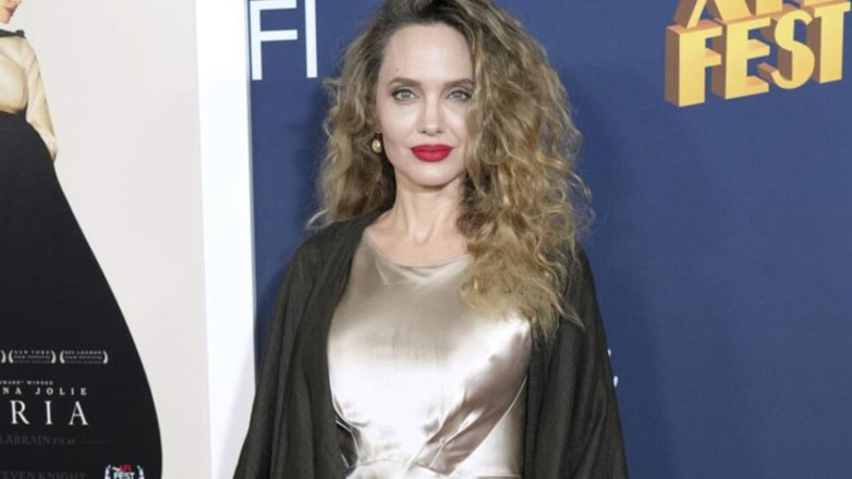 Angelina Jolie: Η εντυπωσιακή της εμφάνιση στην πρεμιέρα της ταινίας «Maria»