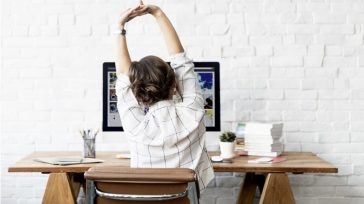 Δύο εύκολες διατάσεις που μπορείτε να κάνετε από την καρέκλα σας