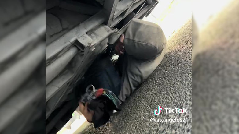 Μετανάστες κρύφτηκαν κάτω από λεωφορείο για να μπουν στην Ελλάδα