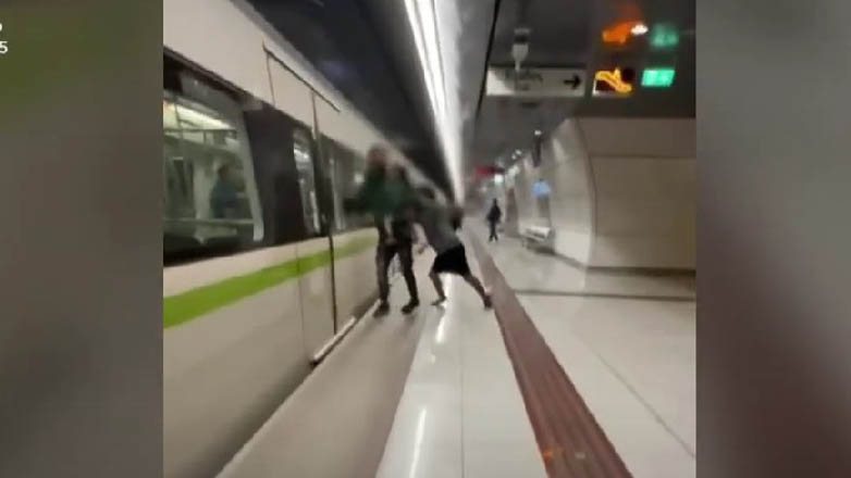 Πιάστηκαν στα χέρια μπροστά στο παιδί τους μέσα σε σταθμό του Μετρό