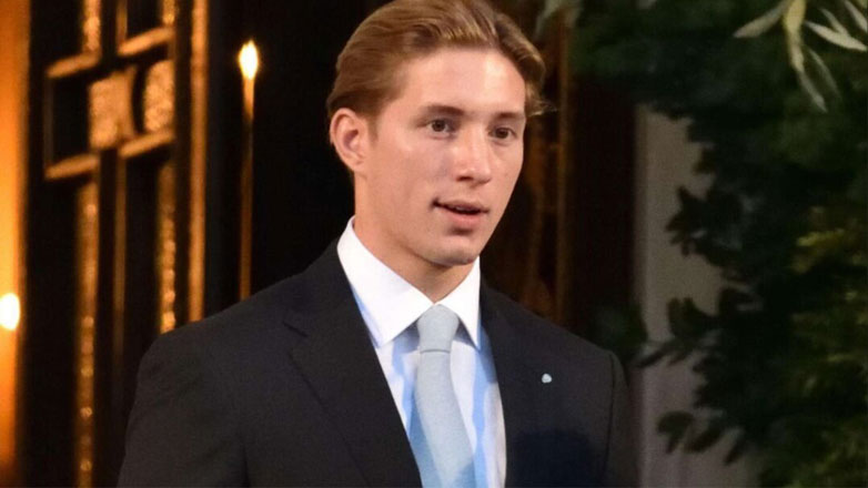 Κωνσταντίνος Αλέξιος: Φωτογραφίζεται φορώντας μόνο το μαγιό του, πάνω σε πολυτελές σκάφος