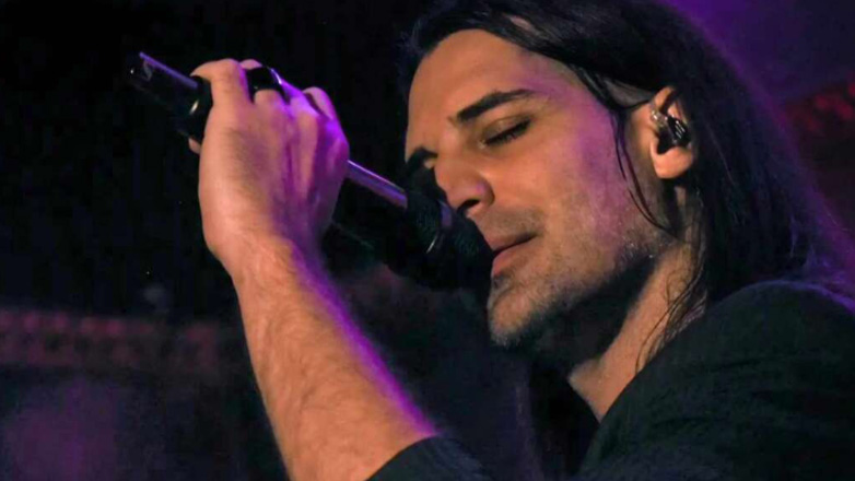 Ξεκινά τις live εμφανίσεις του ο Κωνσταντίνος Παπαδάκης!