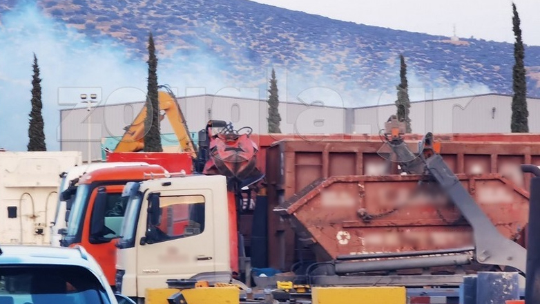 Υπό έλεγχο η φωτιά σε εργοστάσιο ανακύκλωσης στο Μαρκόπουλο Υπό έλεγχο η φωτιά σε εργοστάσιο ανακύκλωσης στο Μαρκόπουλο
