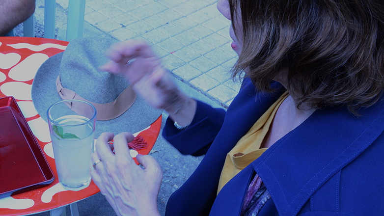 «Η σκιά της μύγας»: Μια παράσταση για δύο ηθοποιούς σε καφενεία του Πειραιά