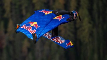 O Πέτερ Σάλτσμαν κατασκευάζει ένα Wingsuit foil και σπάει 3 παγκόσμια ρεκόρ