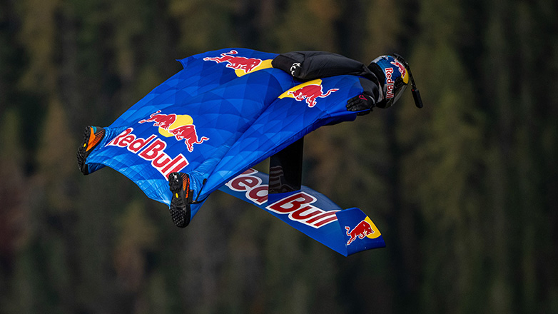 O Πέτερ Σάλτσμαν κατασκευάζει ένα Wingsuit foil και σπάει 3 παγκόσμια ρεκόρ