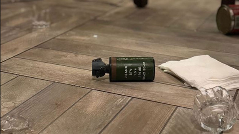 Αστυνομικός των ΜΑΤ ρίχνει χημικό μέσα σε μαγαζί στη Θεσσαλονίκη