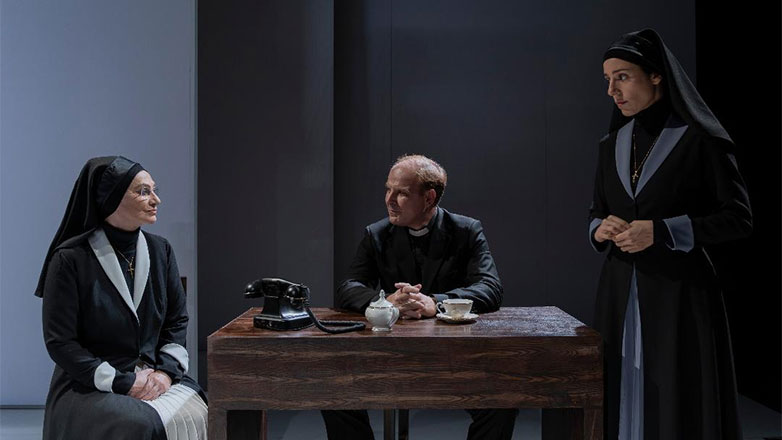 Νέες φωτογραφίες από την παράσταση «Αμφιβολία»