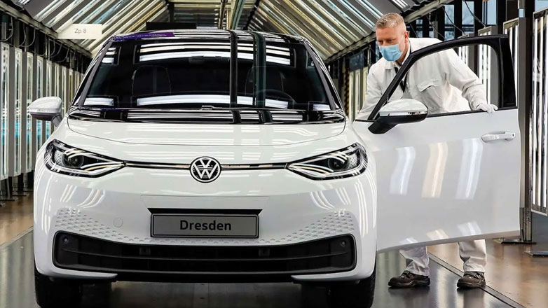 VW: Θέλει να προλάβει τα λουκέτα στα εργοστάσια της, μειώνοντας 10% τους μισθούς των υπαλλήλων