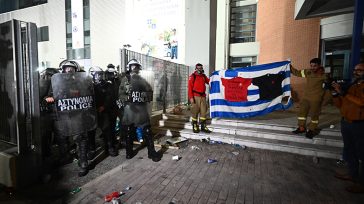 Εποχικός πυροσβέστης απειλεί να αυτοκτονήσει αν επέμβουν τα ΜΑΤ στο υπουργείο Κλιματικής Αλλαγής