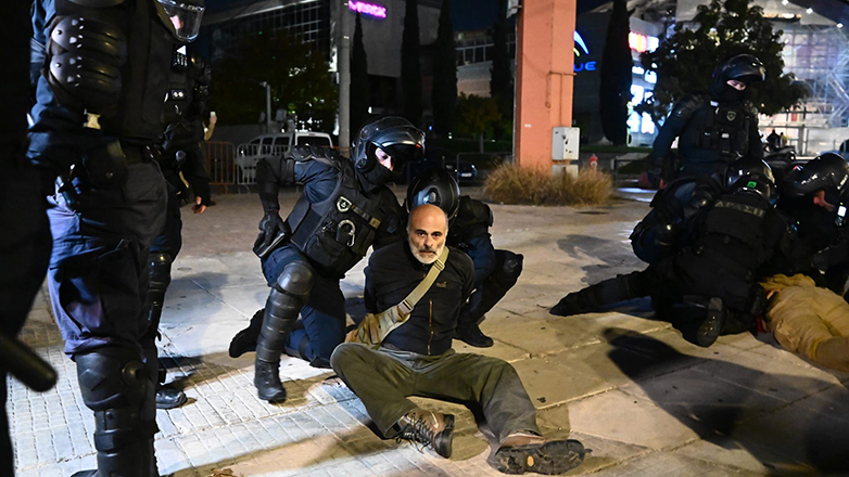 Βίντεο ντοκουμέντο από την επίθεση αστυνομικών σε δημοσιογράφο του Ριζοσπάστη Βίντεο ντοκουμέντο από την επίθεση αστυνομικών σε δημοσιογράφο του Ριζοσπάστη