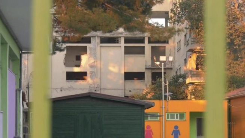 Σίνδος: Κτήριο κινδυνεύει να καταρρεύσει δίπλα σε Δημοτικό Σχολείο