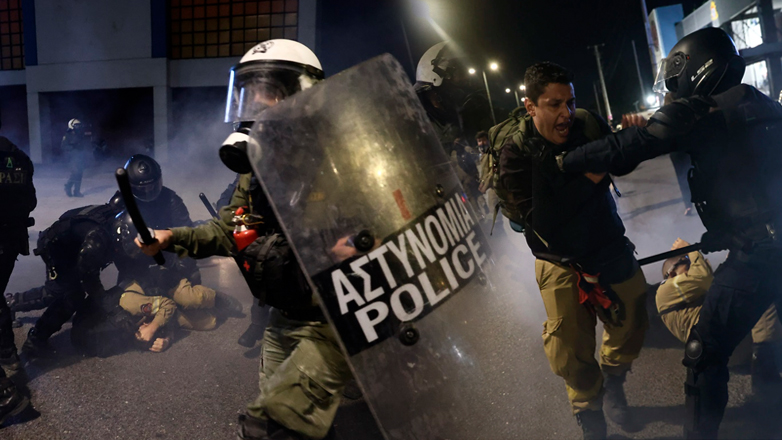 Βίντεο – ντοκουμέντο: Πώς ξεκίνησαν τα επεισόδια μεταξύ εποχικών πυροσβεστών και ΜΑΤ