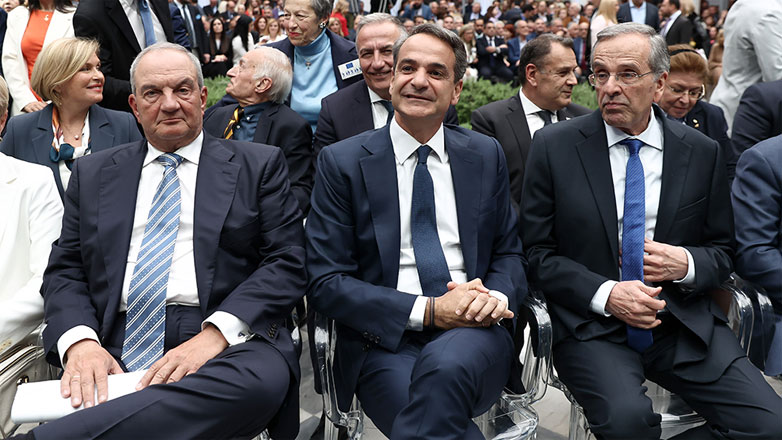 «Παγωμένες» χειραψίες Μητσοτάκη με Σαμαρά και Καραμανλή