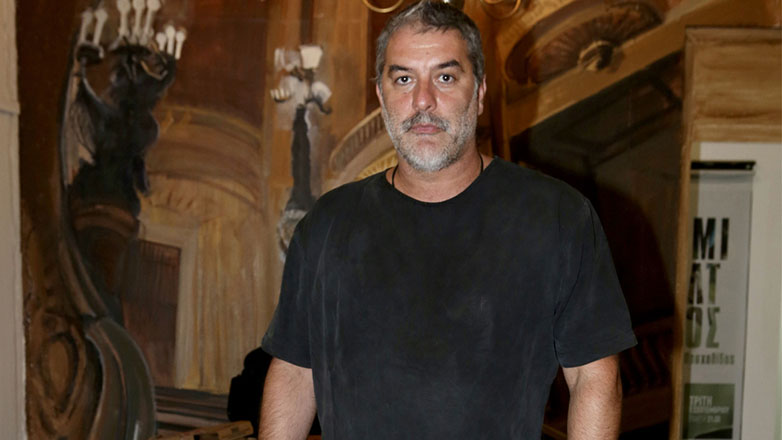 Βασίλης Μπισμπίκης: Η μεγάλη αλλαγή στην εξωτερική του εμφάνιση και ο λόγος που δεν θα κάνει θέατρο φέτος Βασίλης Μπισμπίκης: Η μεγάλη αλλαγή στην εξωτερική του εμφάνιση και ο λόγος που δεν θα κάνει θέατρο φέτος