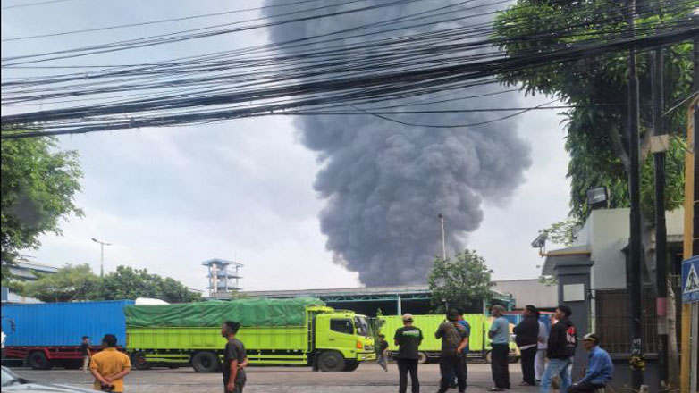 Ινδονησία: Πυρκαγιά ξέσπασε σε εργοστάσιο μαγειρικών ελαίων