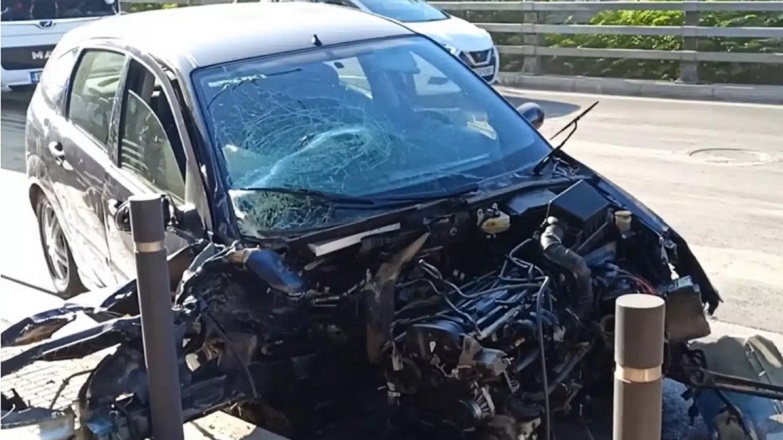 Αυτοκίνητο σύρθηκε στις γραμμές του τραμ στο Φάληρο Αυτοκίνητο σύρθηκε στις γραμμές του τραμ στο Φάληρο