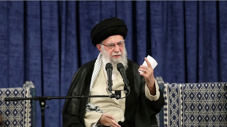 Με «συντριπτική απάντηση» σε ΗΠΑ και Ισραήλ απειλεί ο Χαμενεΐ