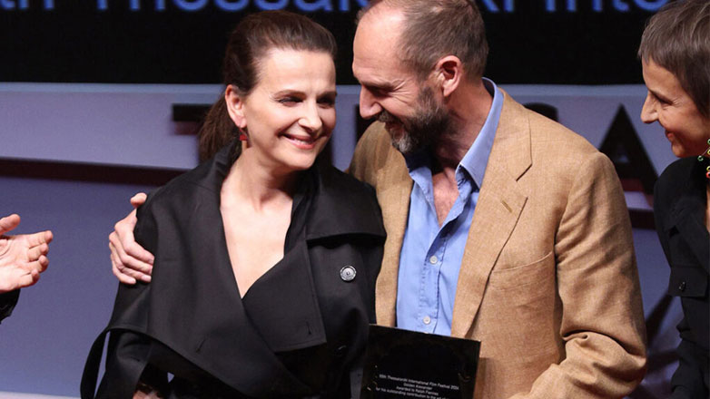 Juliette Binoche – Ralph Fiennes: Η στιγμή που παραλαμβάνουν συγκινημένοι τον «Χρυσό Αλέξανδρο» στο 65ο Φεστιβάλ Θεσσαλονίκης