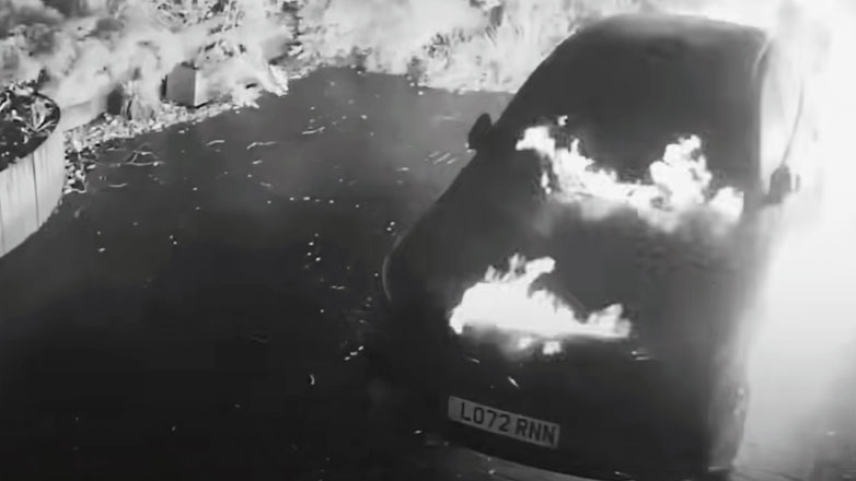 Δείτε τη στιγμή που ηλεκτρική Mercedes παίρνει φωτιά ενώ είναι παρκαρισμένη – Δεν ήταν συνδεδεμένη σε φορτιστή (Βίντεο)