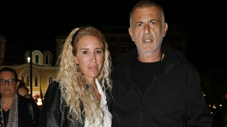 Γιάννης Μώραλης: Σπάνια δημόσια εμφάνιση με τη σύζυγό του Βάλια Κυριαζή στο Δημοτικό Θέατρο Πειραιά