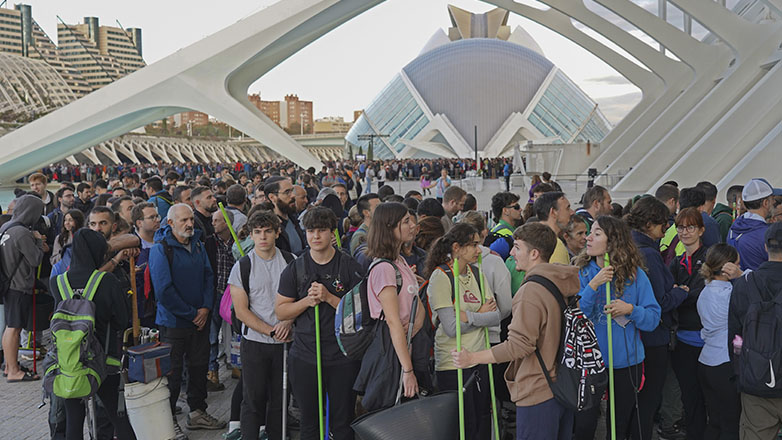 Χιλιάδες εθελοντές στις επιχειρήσεις καθαρισμού στη Βαλένθια