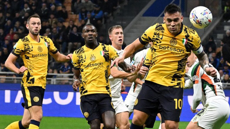 Η Ίντερ 1-0 τη Βενέτσια πλησίασε στον πόντο την πρωτοπόρο Νάπολι