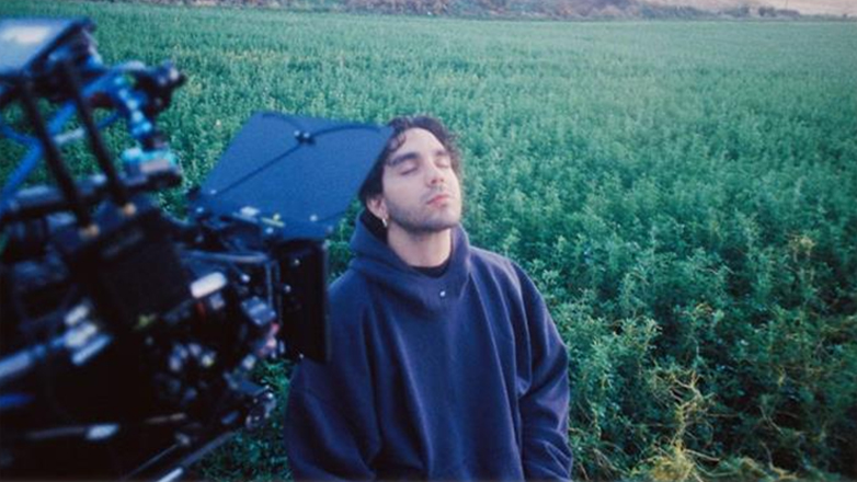 KIRA: Κάνε βουτιά στον εσωτερικό σου κόσμο με το πρώτο του single