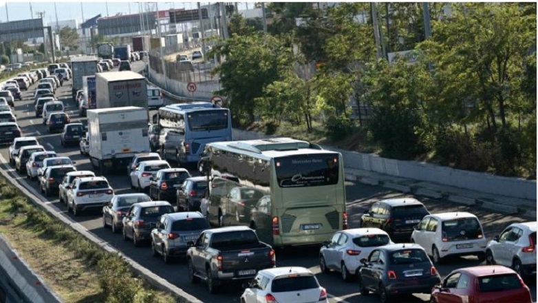 Φωτιά σε όχημα στον Κηφισό και κυκλοφοριακό χάος