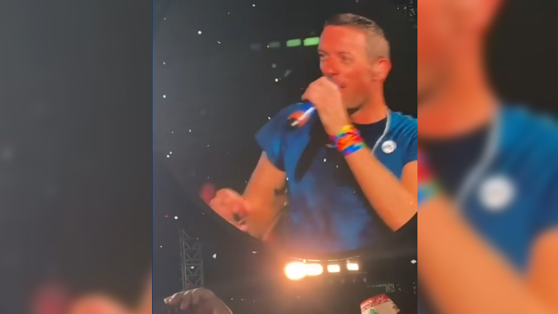 Ατύχημα επί σκηνής για τον Κρις Μάρτιν – Έπεσε σε τρύπα ο τραγουδιστής των Coldplay 