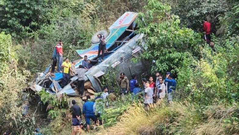 Ινδία: Λεωφορείο έπεσε σε φαράγγι, με 36 ανθρώπους να χάνουν τη ζωή τους.