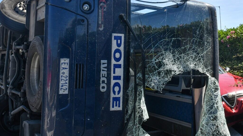 Ανετράπη κλούβα των ΜΑΤ μετά από σύγκρουση στου Ζωγράφου Ανετράπη κλούβα των ΜΑΤ μετά από σύγκρουση στου Ζωγράφου