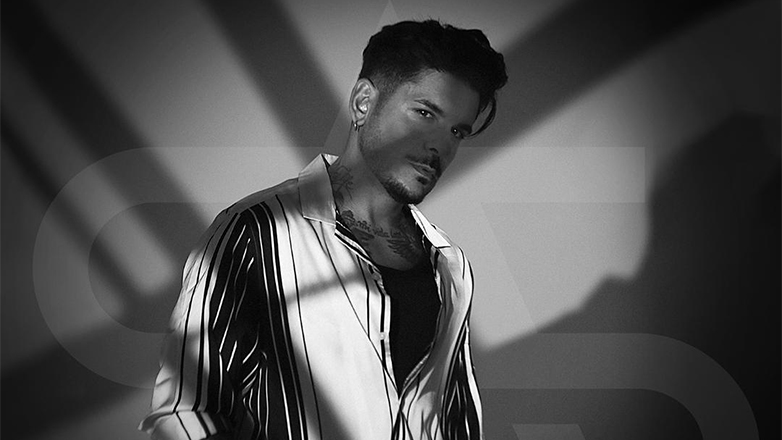 Stan – «Εντελώς Τυπικά»: Το νέο τραγούδι του εξυμνεί τον έρωτα μέσα από κάθε νότα – Δείτε το βίντεο κλιπ