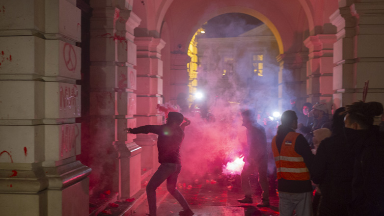 Σερβία: Επεισόδια σε διαδήλωση για το δυστύχημα στον σιδηροδρομικό σταθμό του Νόβι Σαντ Σερβία: Επεισόδια σε διαδήλωση για το δυστύχημα στον σιδηροδρομικό σταθμό του Νόβι Σαντ