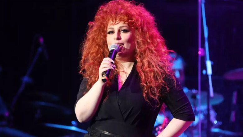 Σοφία Κουρτίδου: Έπεσε κάτω από τη σκηνή την ώρα που τραγουδούσε – Βίντεο Σοφία Κουρτίδου: Έπεσε κάτω από τη σκηνή την ώρα που τραγουδούσε – Βίντεο