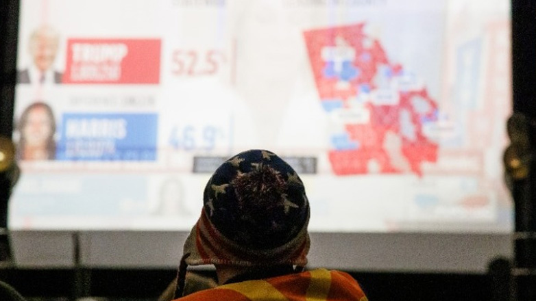 Αναμενόμενες νίκες Χάρις σε Καλιφόρνια και Όρεγκον – Ο Τραμπ κερδίζει σε Αϊντάχο και Αϊόβα