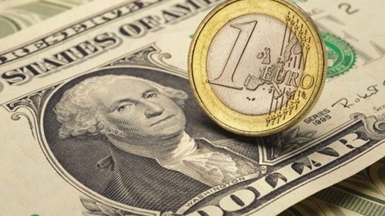 Το ευρώ υποχωρεί κατά 2,14%, στα 1,0692 δολάρια Το ευρώ υποχωρεί κατά 2,14%, στα 1,0692 δολάρια