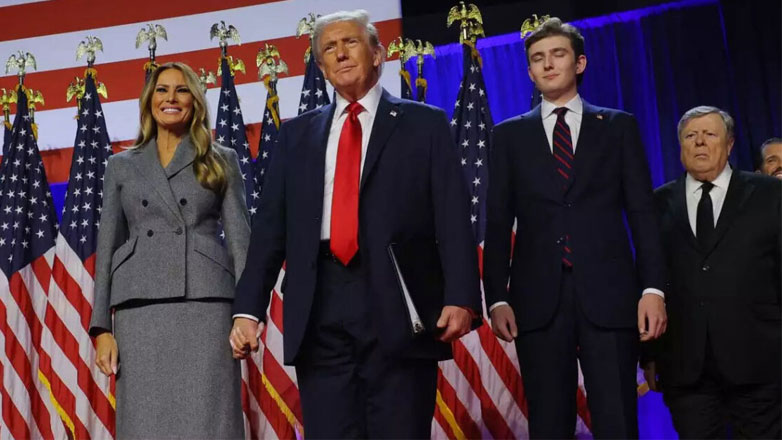 Melania Trump: Με γκρι κομψό ταγέρ στο πλευρό του Donald Trump μετά τη νίκη!