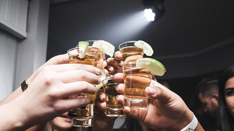 Θα ξαναγίνει ποινικό αδίκημα η πώληση αλκοόλ σε ανήλικους