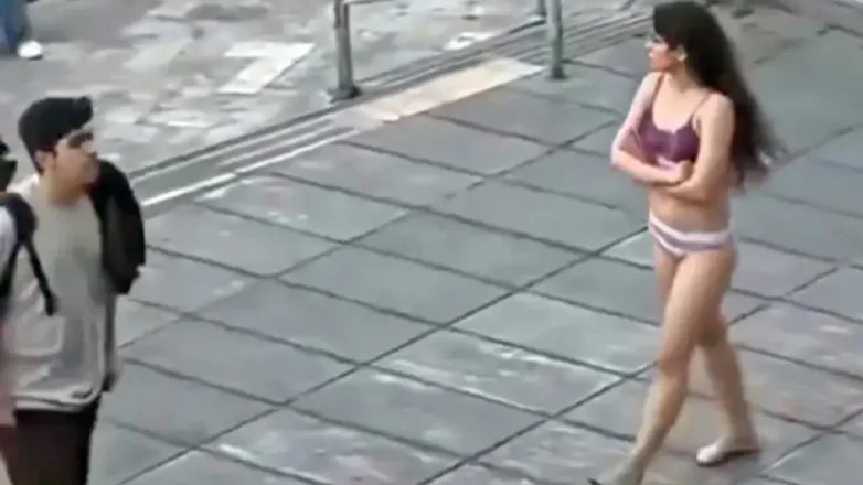 Σε ψυχιατρείο μετέφερε το καθεστώς της Τεχεράνης την φοιτήτρια που γδύθηκε δημοσίως